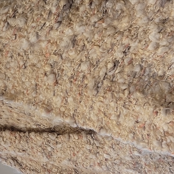 Thick fuzzy shawl with feather - Picture 4 of 11